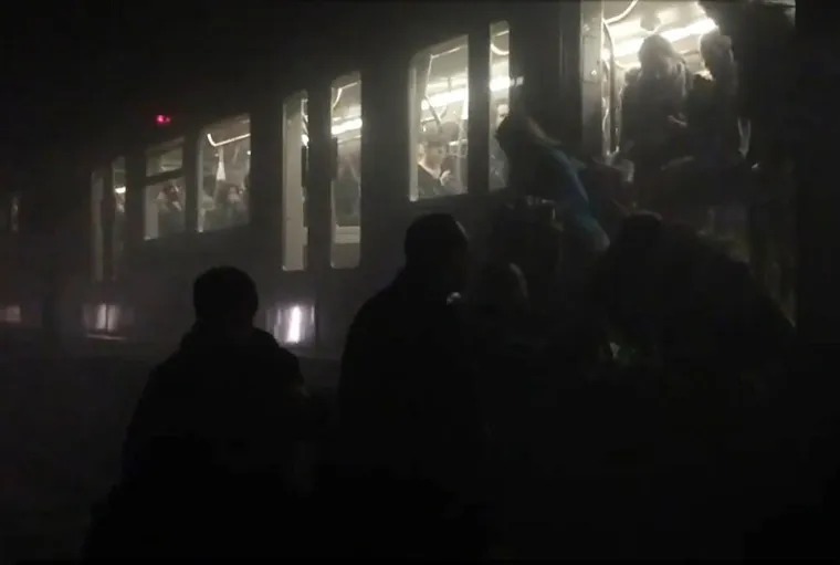 Video snimak evakuacije putnika iz metroa u Bruxellesu nakon eksplozije u postaji Maalbeek.