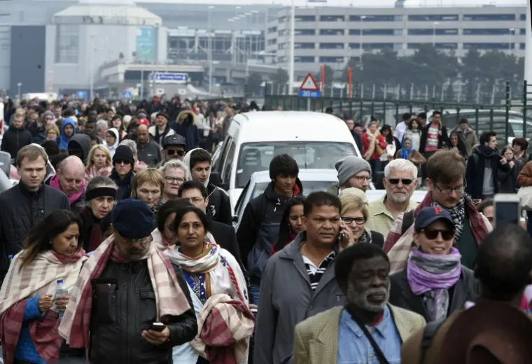 Putnici se evakuiraju iz zračne luke u belgijskom glavnom gradu nakon dvije eksplozije na glavnom terminalu.