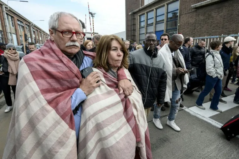 Ljudi se evakuiraju sa bruxelleskog aerodroma u Zaventemu nakon dvostruke eksplozije.