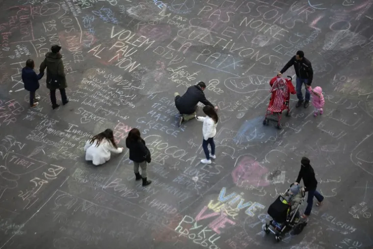 Ljudi pišu poruke na cesti kod Place de la Bourse (Beursplein) nakon jutrošnjih napada u Bruxellesu. Zračne su kompanije otkazale stotine letova a Europske željeznice su zaledile veze s glavnim gradom Belgije nakon što je serija eksplozija ubila oko 35 ljudi u zračnoj luci i postaji podzemne željeznice.