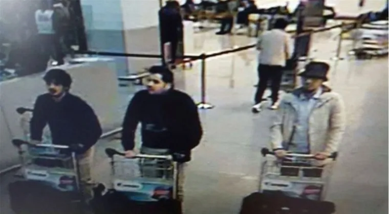 Fotografiju koju je objavila belgijska savezna policija snimila je sigurnosna kamera a pokazuje osobe osumnjičene za jutrošnji bombaški napad na bruxelleski aerodrom u Zavantemu. Dvije eksplozije na odjelu za odlaske odnijele su živote 14 ljudi, a ozlijedile 81. Stupanj prijetnje od terorizma podignut je na četiri u cijeloj zemlji.