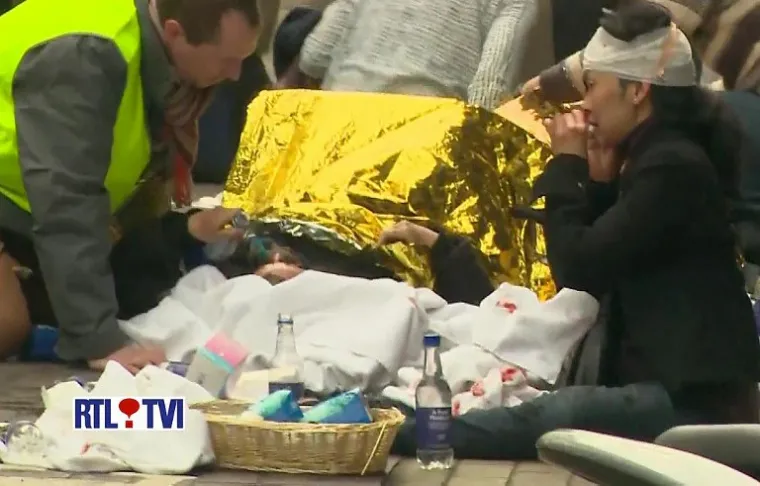 Spasioci pomažu ranjenicima ispred Maalbeek postaje.