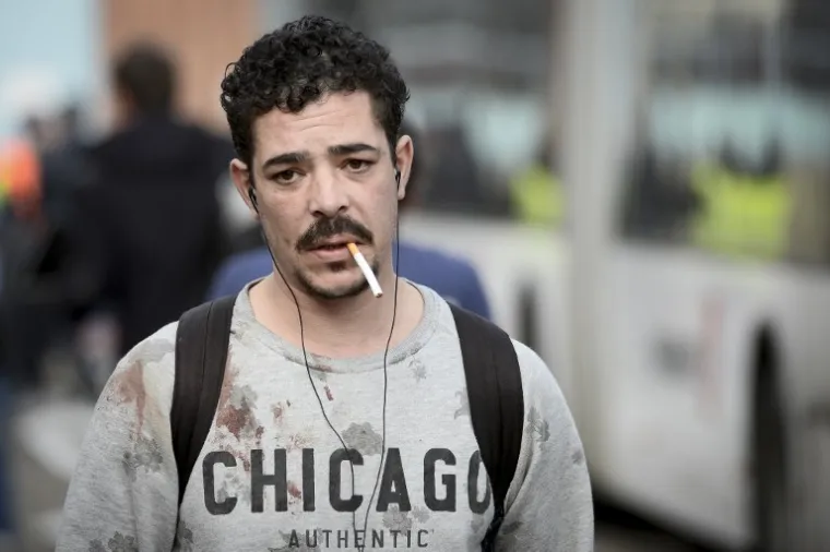 Mu&scaron;karac umrljan krvlju izlazi iz zračne luke Zaventem nakon terorističkog napada u Bruxellesu.