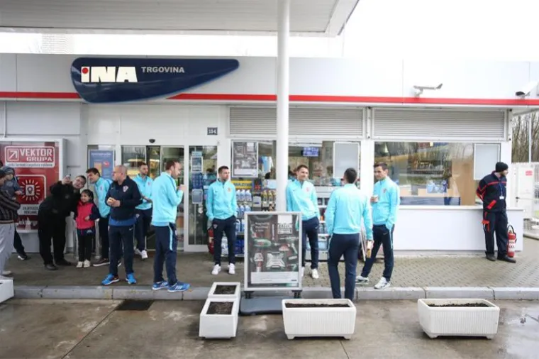 U NEVJERICI: Vatreni iznenadili obožavatelje na putu prema Osijeku