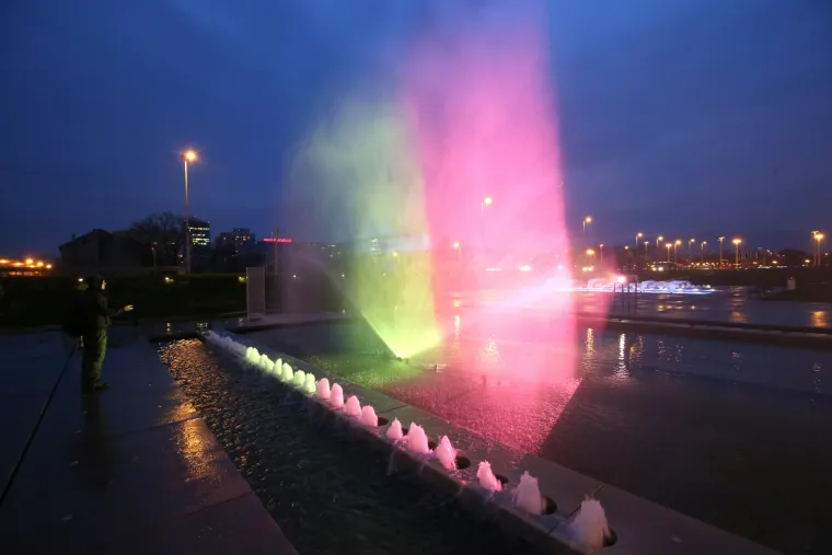 Zagrebačke fontane osvijetljene su bojama belgijske zastave