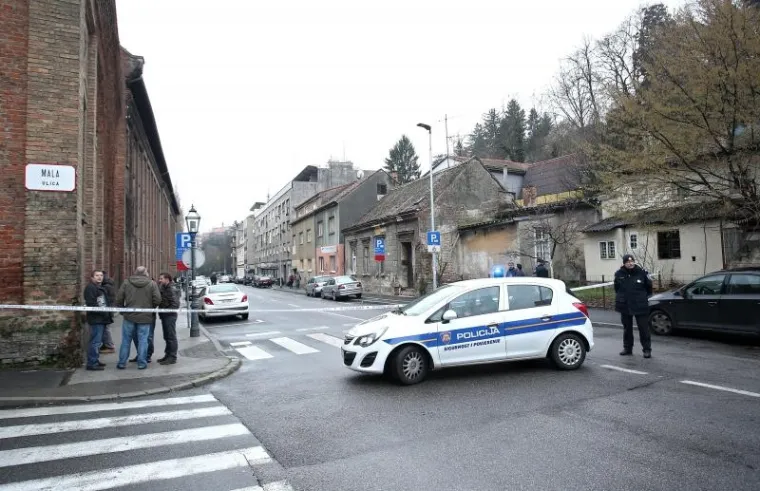 Danas je oko pola 2 poslije podne javljeno policiji da se ispod Mercedesa u Medvedgradskoj 11 nalazi sumnjiv predmet