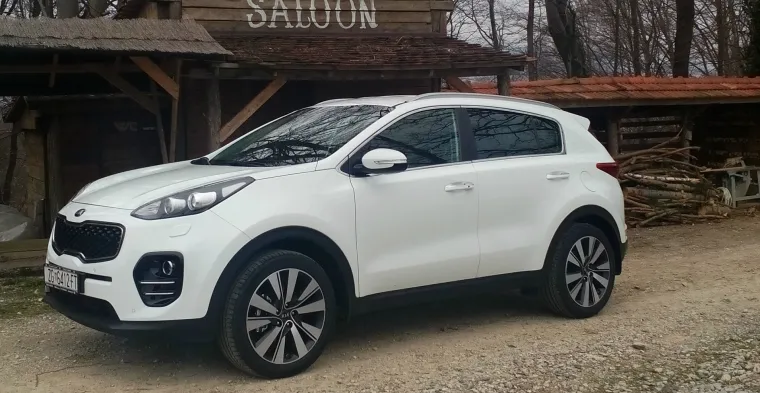 Posve novi Kia Sportage četvrte generacije Kijin je globalno popularan kompaktni SUV, s atraktivnim, potpuno novim dizajnom interijera i eksterijera, mnoštvom naprednih tehnologija te povećanom kvalitetom.