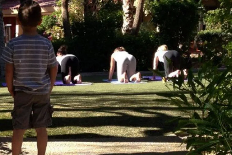 NE PRESTAJU BULJITI: Kad dečki vide nešto što im se svidi, sva suptilnost pada u vodu