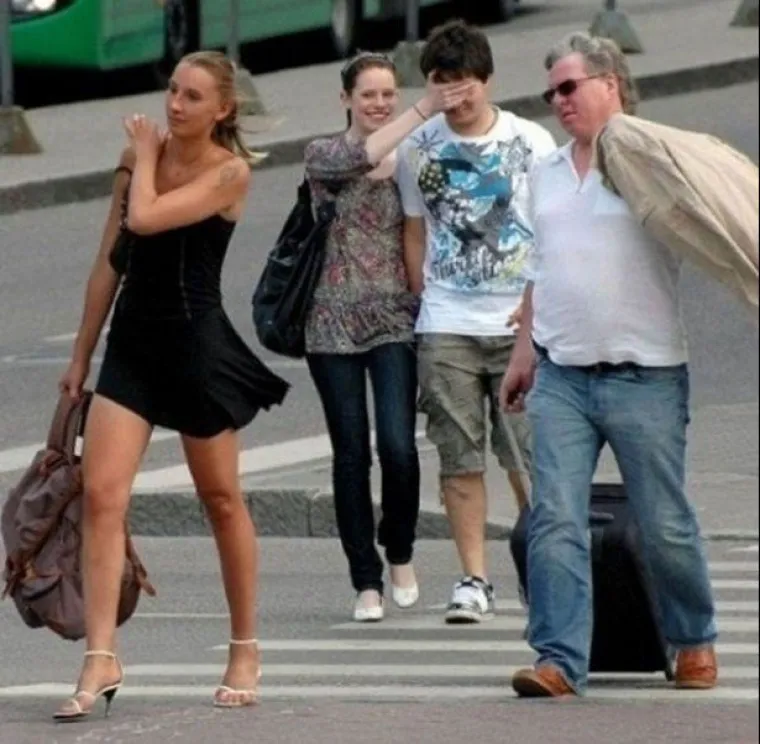 NE PRESTAJU BULJITI: Kad dečki vide nešto što im se svidi, sva suptilnost pada u vodu