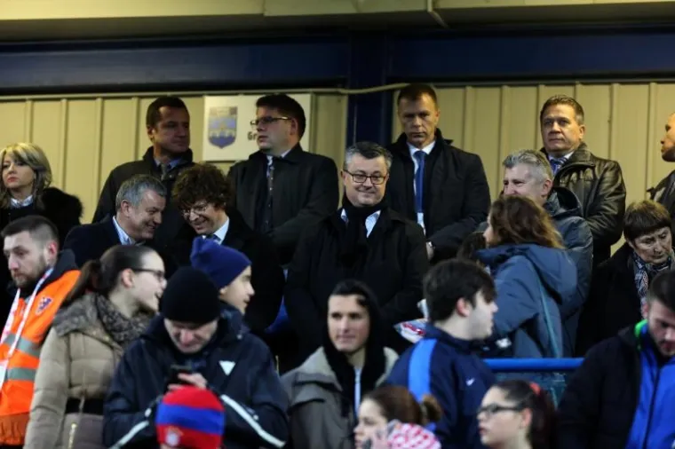Utakmica u Osijeku bila je idealna prilika da se iskaže bliskost državnog i HNS-ovog vrha. Biv&scaron;i premijer Zoran Milanović u velikom je luku zaobilazio utakmice reprezentacije, izražavajući time svoj stav vi&scaron;e prema čelnicima HNS-a nego prema nogometnoj igri.