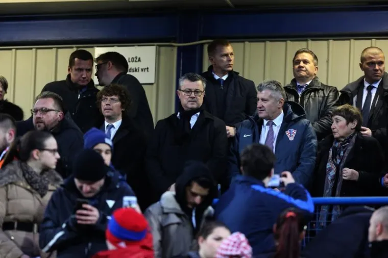 UGODNO DRU&Scaron;TVO NA TRIBINAMA: Premijer se družio s Davorom &Scaron;ukerom