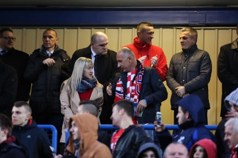 UGODNO DRU&Scaron;TVO NA TRIBINAMA: Premijer se družio s Davorom &Scaron;ukerom