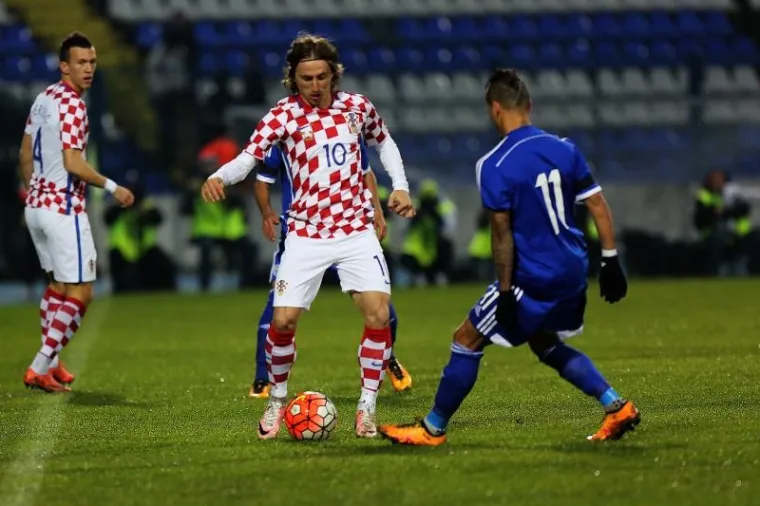 Hrvatska je u prijateljskoj utakmici u osječkom Gradskom vrtu s 2:0 pobijedila Izrael golovima Peri&scaron;ića i Brozovića