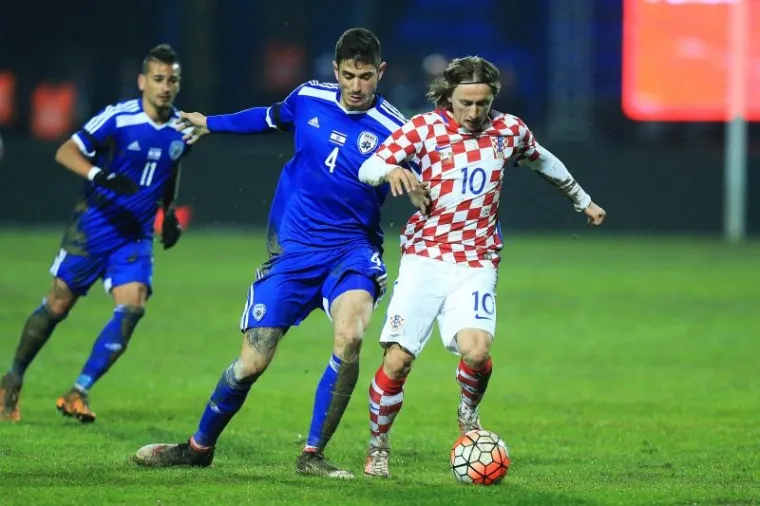 Hrvatska je u prijateljskoj utakmici u osječkom Gradskom vrtu s 2:0 pobijedila Izrael golovima Peri&scaron;ića i Brozovića