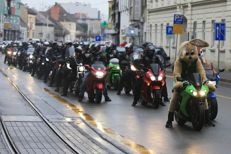 Osijek: Moto zeke pozdravili mali&scaron;ane koji uživaju u najvećem uskrsnom gnijezdu na svijetu
