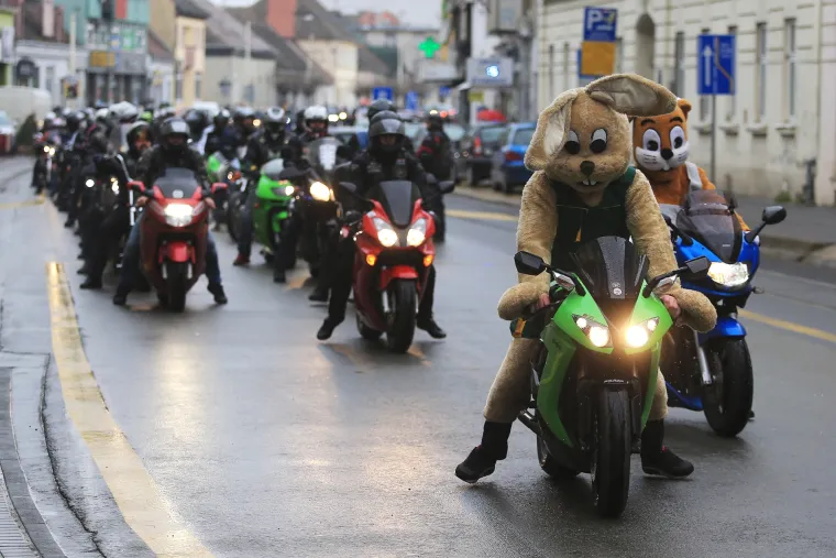 Osijek: Moto zeke pozdravili mali&scaron;ane koji uživaju u najvećem uskrsnom gnijezdu na svijetu