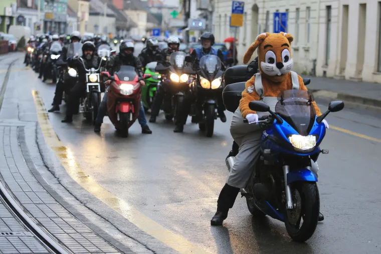 Osijek: Moto zeke pozdravili mali&scaron;ane koji uživaju u najvećem uskrsnom gnijezdu na svijetu
