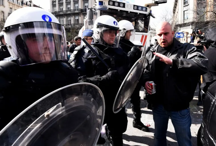 SUKOB U BRUXELLESU: Policija vodenim topovima rasjeruje neonacističke huligane