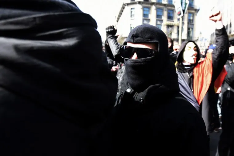 SUKOB U BRUXELLESU: Policija vodenim topovima rasjeruje neonacističke huligane