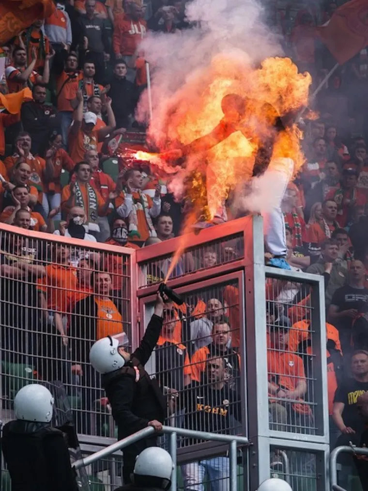 Za vrijeme nogometne utakmice koja se igrala u Poljskoj 2014. jedan je huligan s bangalkom dobio suzavac. Izgleda da je suzavac zapaljiv.