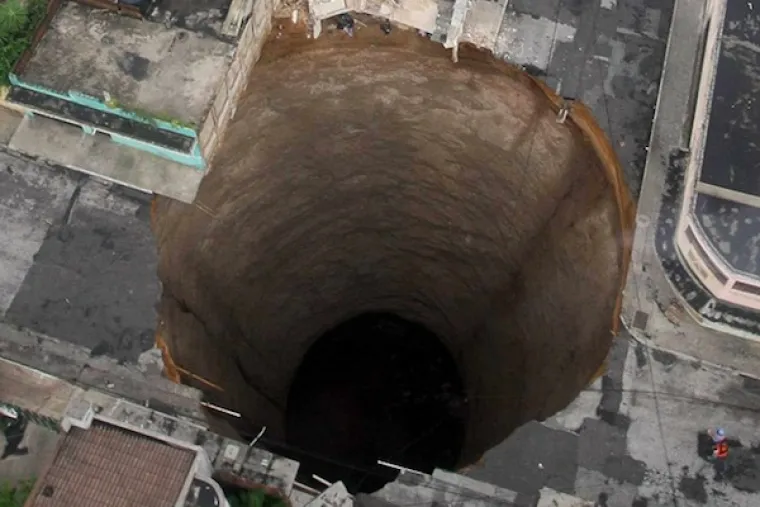 Jeffrey Bush spavao je na kauču u svojem domu na Floridi kada se pod njim doslovno otvorila zemlja i progutala ga. Njegovo tijelo nije nikada pronađeno, a potraga je obustavljena.