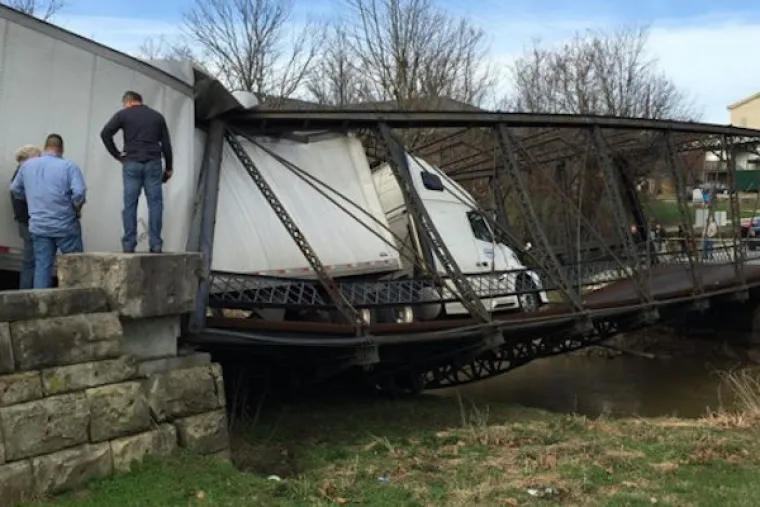 Žena koja je vozila kamion do Walmarta u Indiani precijenila je most star 135 godina. Most ima nosivost &scaron;est tona, njezin kamion imao je 22.