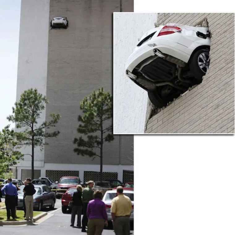 67-godi&scaron;nji vozač iz Tulse (SAD) bio je na 7 katu garaže kada je probio zid.