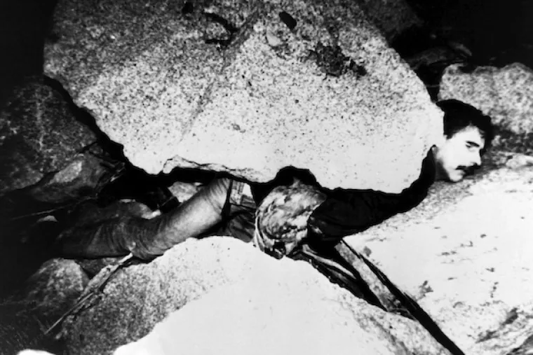 &Scaron;panjolac je 1990. uslikan kada je na njega pao kamen dok je silovao koko&scaron;.