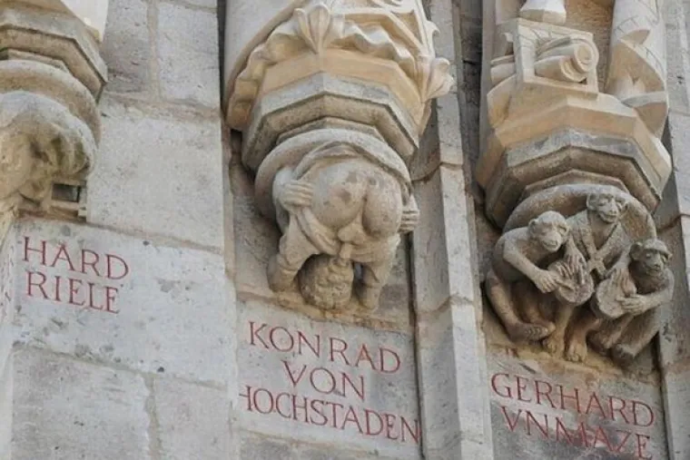 Skulptura nadbiskupa Kolna, navodno nastala za vrijeme renovacije 1950-ih.