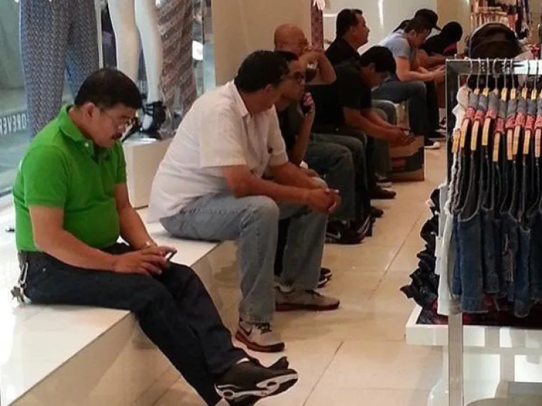 Ako ste ikada proveli dan u šoping centru sa svojom suprugom, curom, mamom ili sestrom, jako ste dobro svjesni činjenice da na Zemlji postoje i pakao i čistilište. U galeriji smo okupili prizore koji jako dobro dočaravaju muku koju će prije ili kasnije proživjeti svi muškarci.