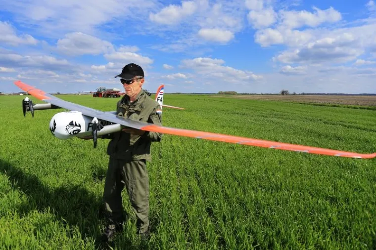 HI-TECH POLJOPRIVREDA:Dronovi upravljaju satelitski navođenim traktorima, određuju količinu gnojiva...