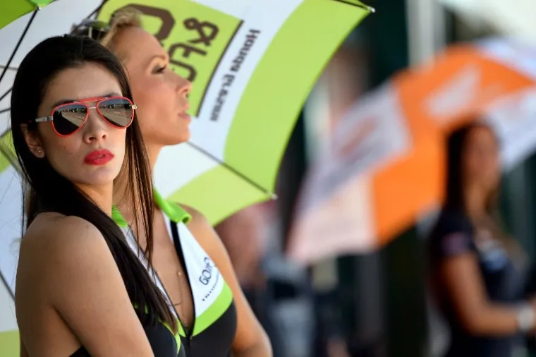 VRUĆE, JAKO VRUĆE: Kad su one uz stazu, onda i glavne zvijezde MotoGP-a padaju u drugi plan