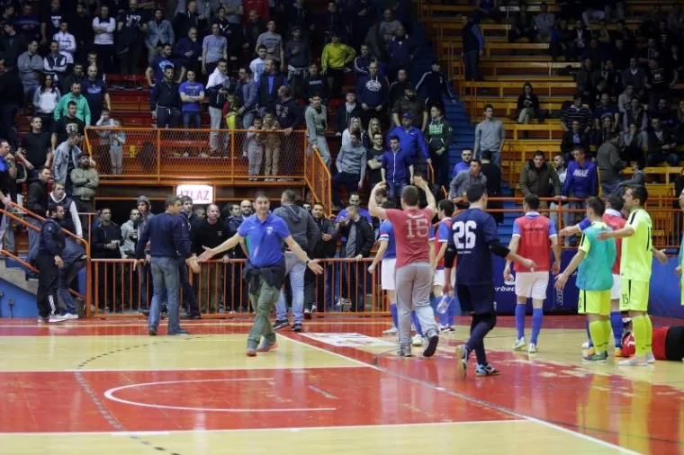NAVIJAČKO DIVLJANJE NA UTAKMICI FUTSALA: Ovako su izgledali neredi u 'dvojci' Doma sportova