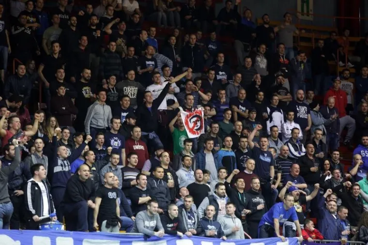 Na utakmici između Nacionala i Futsal Dinama do&scaron;lo je do ulaska navijača u teren i prekida utakmice nakon &scaron;to je napadnut vratara Nacionala Ivica Pavlić. U trenutku prekida Nacional je vodio 2:0.