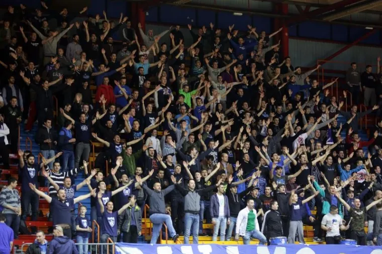 NAVIJAČKO DIVLJANJE NA UTAKMICI FUTSALA: Ovako su izgledali neredi u 'dvojci' Doma sportova