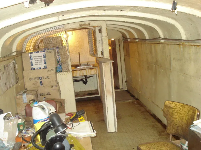 Bunker uključuje dvije velike kuhinje, cijeli vodovodni sustav s privantnim bunarom i sepričkom jamom, a postoji i komunikacijski sustav, kapelica i soba za dekontaminaciju.