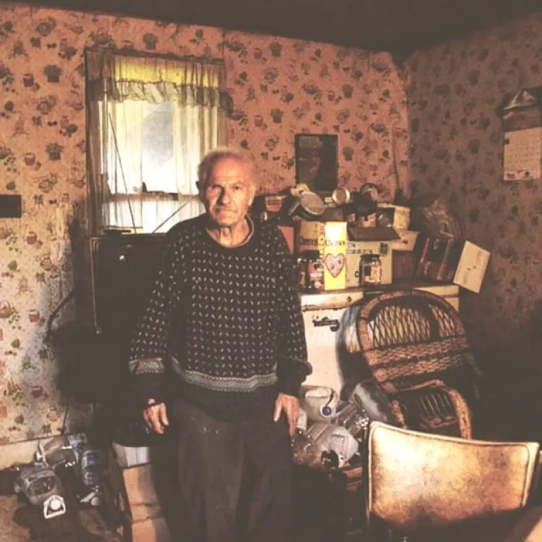 Ovo je Lawrence koji živi u kući koja izgleda napušteno. Leslie je slučajno naišla na njega dok je istraživala kuću koja je izgledala napušteno. Lawrence se teško kreće i cijele dane provodi u kući, potpuno sam.