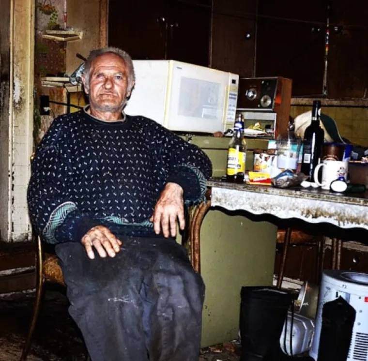 Leslie je obećala redovito dolaziti na večeru, a tada bi slušala njegove priče i zajedno bi jeli, pili i smijali se. Prva večera trajala je tri sata.