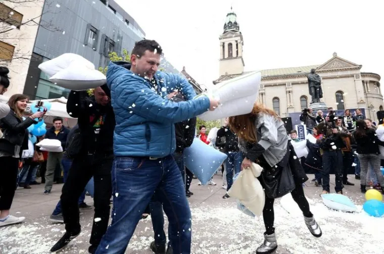 MASOVNA TUČNJAVA U CENTRU ZAGREBA: U obračunu jastucima sudjelovale i dvije poznate sestre