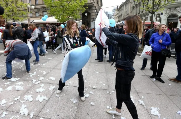MASOVNA TUČNJAVA U CENTRU ZAGREBA: U obračunu jastucima sudjelovale i dvije poznate sestre