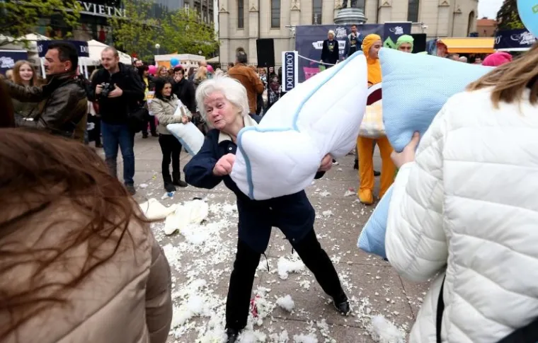 MASOVNA TUČNJAVA U CENTRU ZAGREBA: U obračunu jastucima sudjelovale i dvije poznate sestre