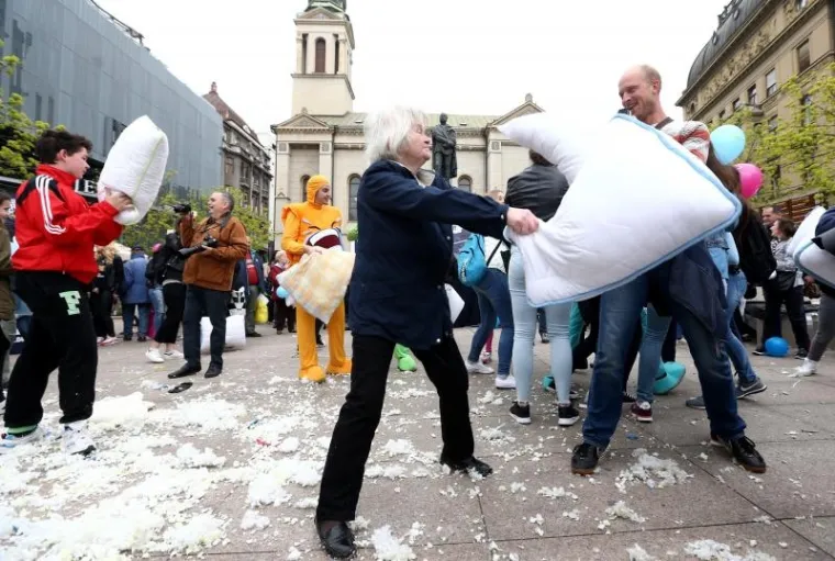 MASOVNA TUČNJAVA U CENTRU ZAGREBA: U obračunu jastucima sudjelovale i dvije poznate sestre