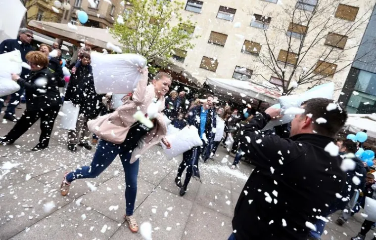 MASOVNA TUČNJAVA U CENTRU ZAGREBA: U obračunu jastucima sudjelovale i dvije poznate sestre