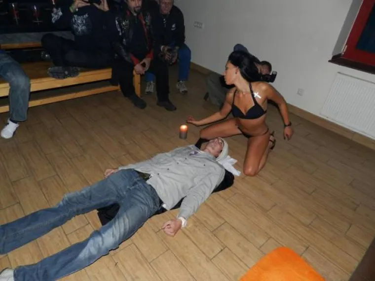 RADE TO STVARNO POSVUDA: Bizarno je gdje se neke žene moraju skidati