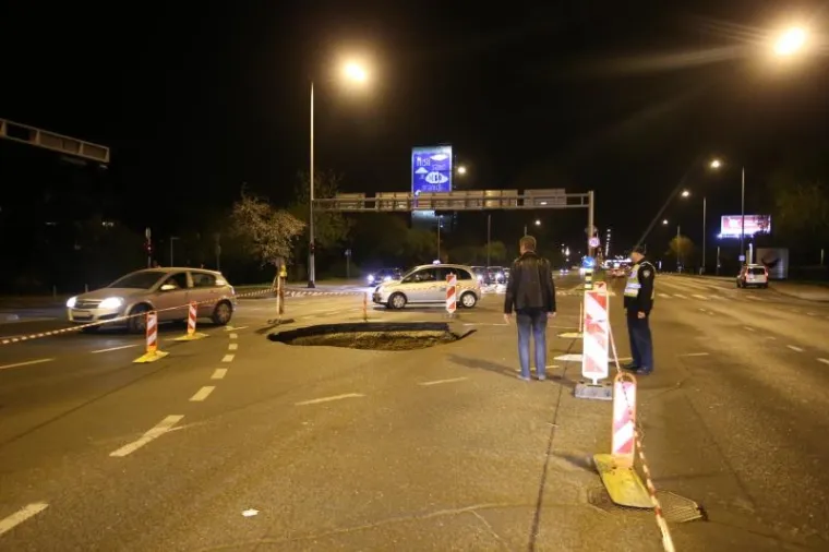 VOZAČI, OPREZ! Ogromna rupa nasred zagrebačke promtnice