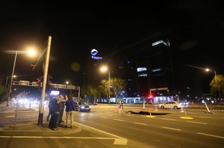 VOZAČI, OPREZ! Ogromna rupa nasred zagrebačke promtnice