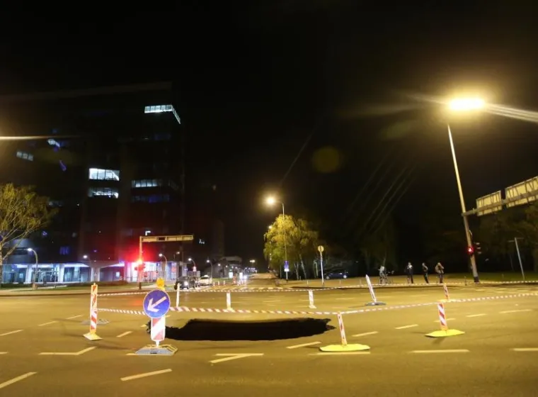 VOZAČI, OPREZ! Ogromna rupa nasred zagrebačke promtnice