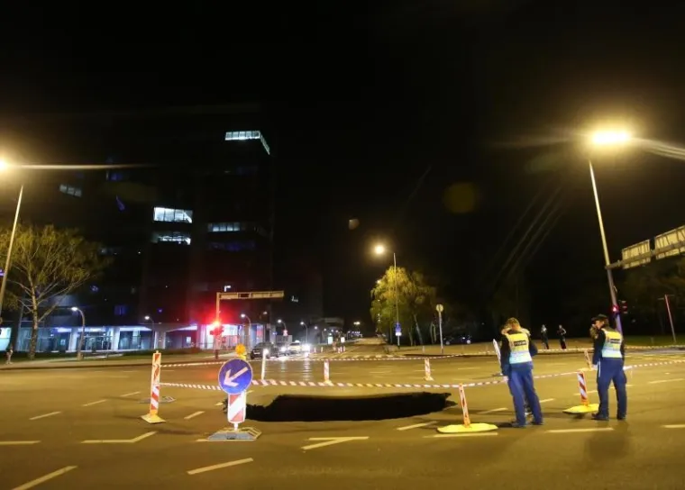 VOZAČI, OPREZ! Ogromna rupa nasred zagrebačke promtnice