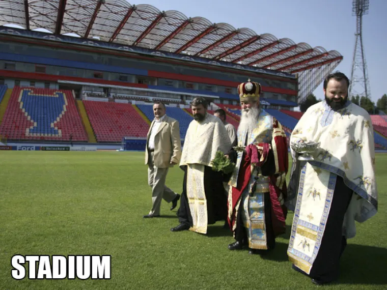 U IME OCA... Neki popovi stvarno nemaju kriterije, blagoslovit će doslovno sve što se nađe pred njima