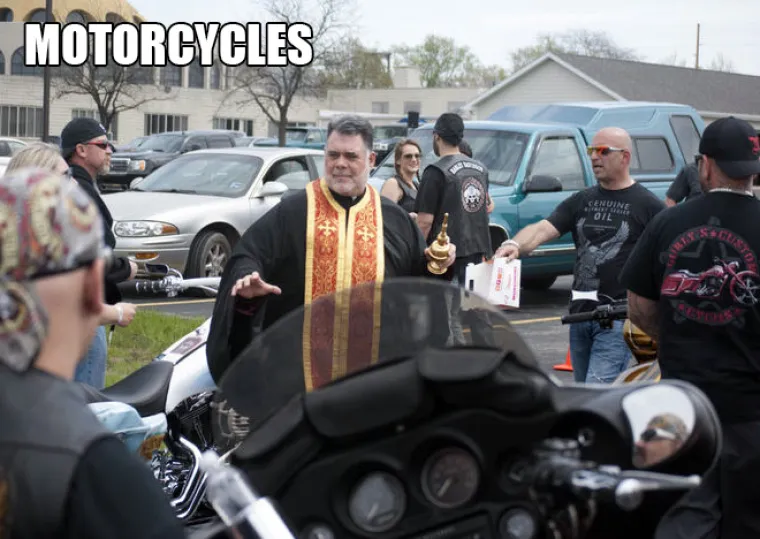 U IME OCA... Neki popovi stvarno nemaju kriterije, blagoslovit će doslovno sve &scaron;to se nađe pred njima